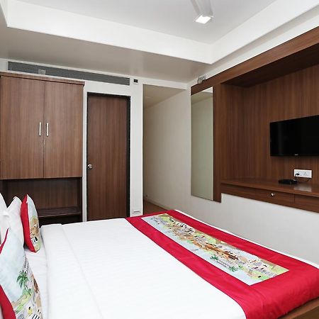 Oyo 10672 Hotel Riviera Nászik Kültér fotó