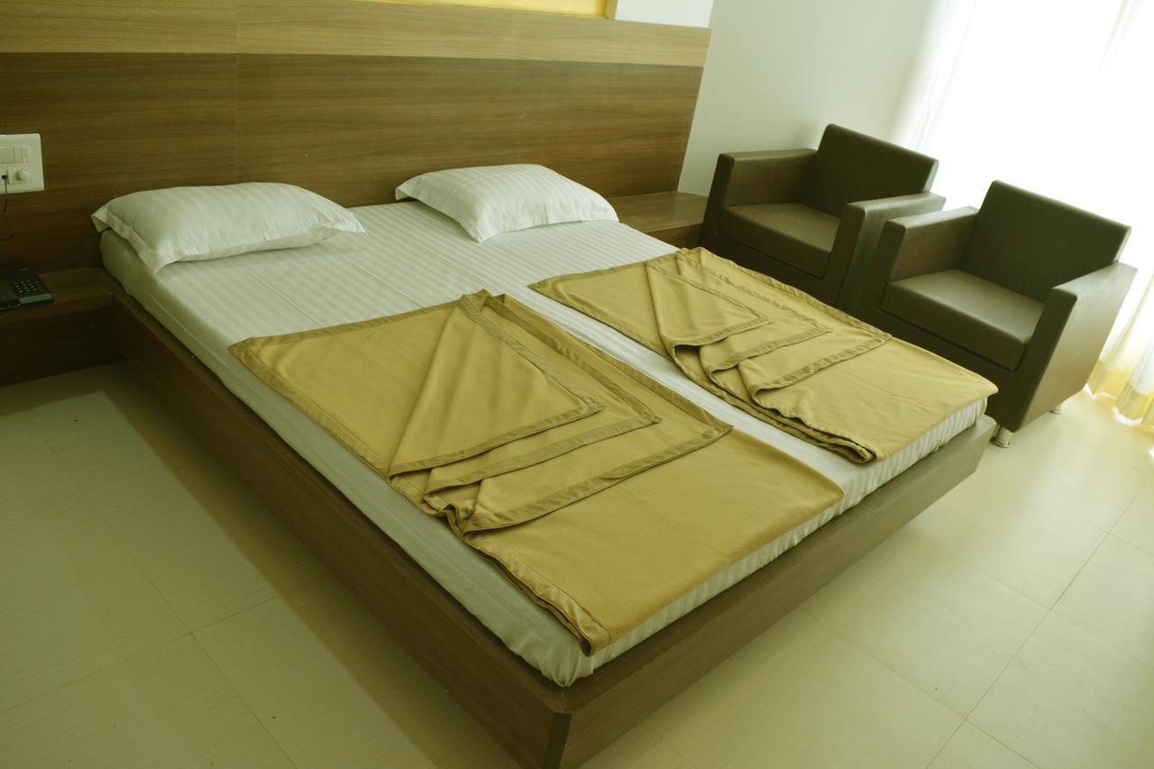 Oyo 10672 Hotel Riviera Nászik Kültér fotó