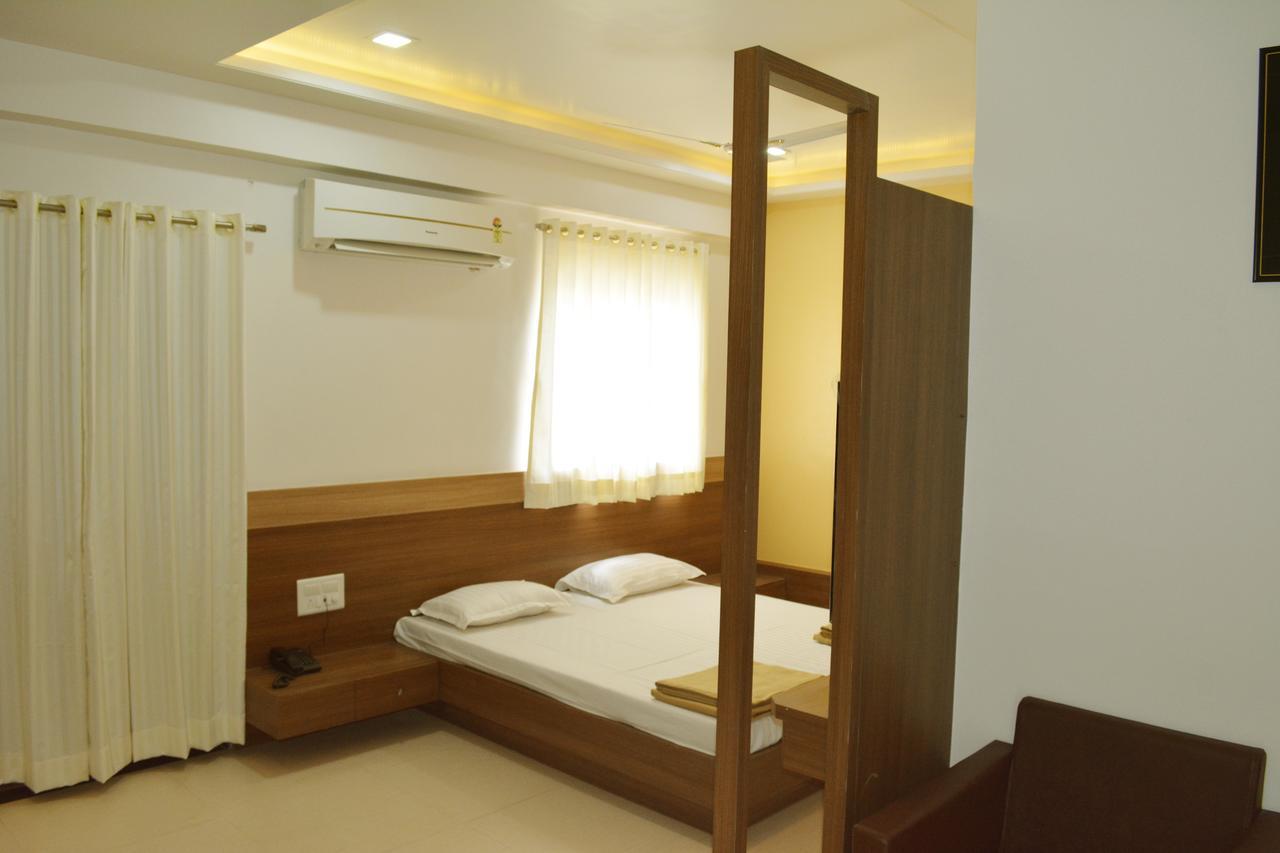 Oyo 10672 Hotel Riviera Nászik Kültér fotó