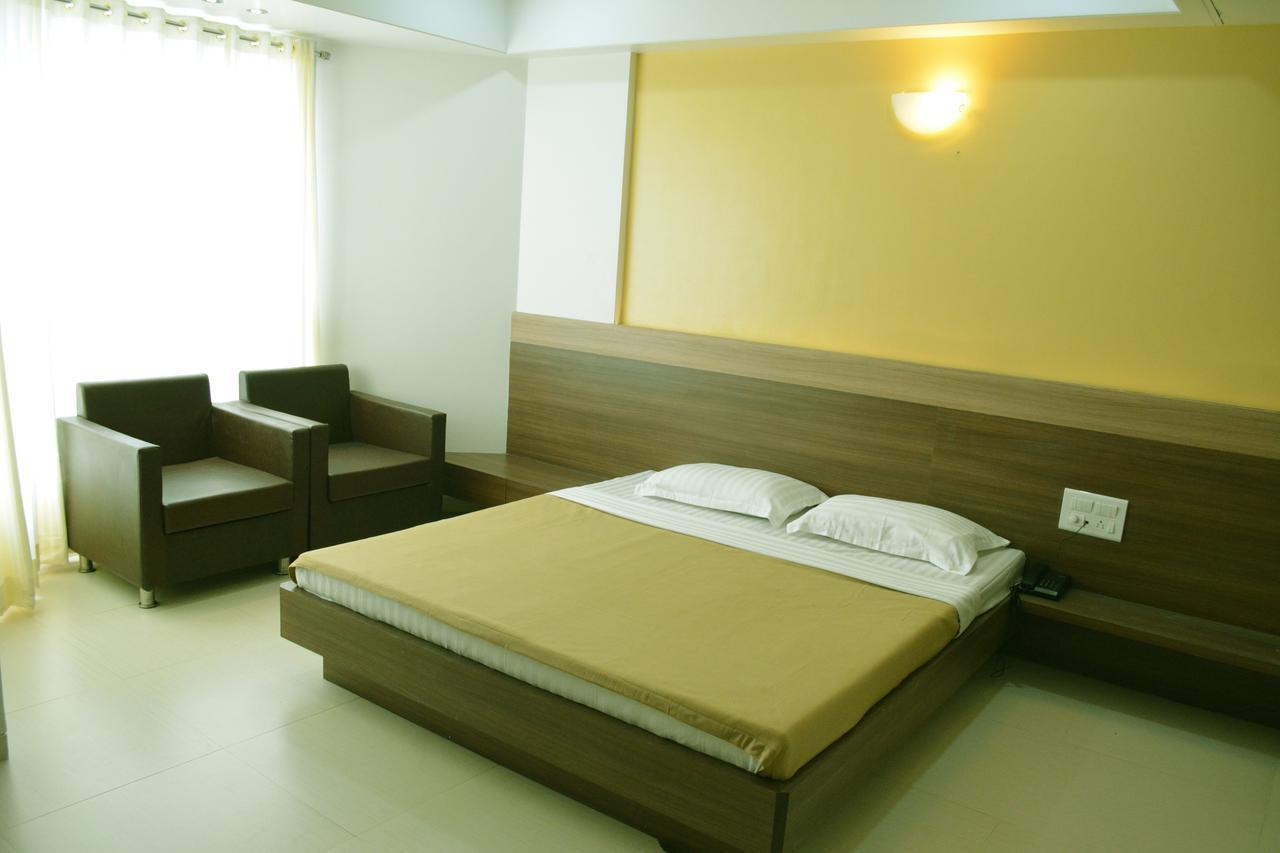 Oyo 10672 Hotel Riviera Nászik Kültér fotó