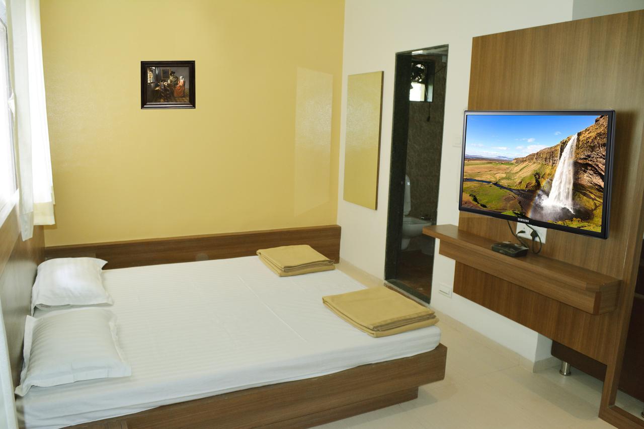 Oyo 10672 Hotel Riviera Nászik Kültér fotó