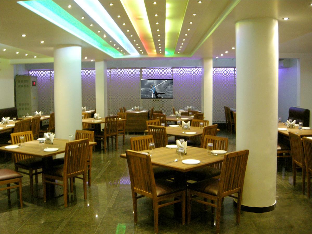 Oyo 10672 Hotel Riviera Nászik Kültér fotó