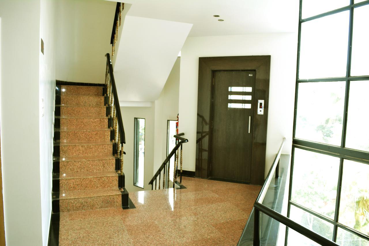 Oyo 10672 Hotel Riviera Nászik Kültér fotó