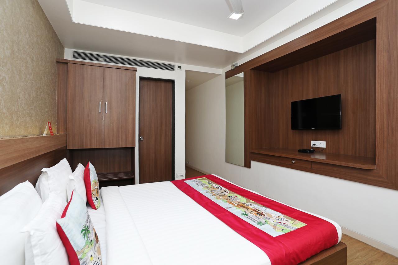 Oyo 10672 Hotel Riviera Nászik Kültér fotó