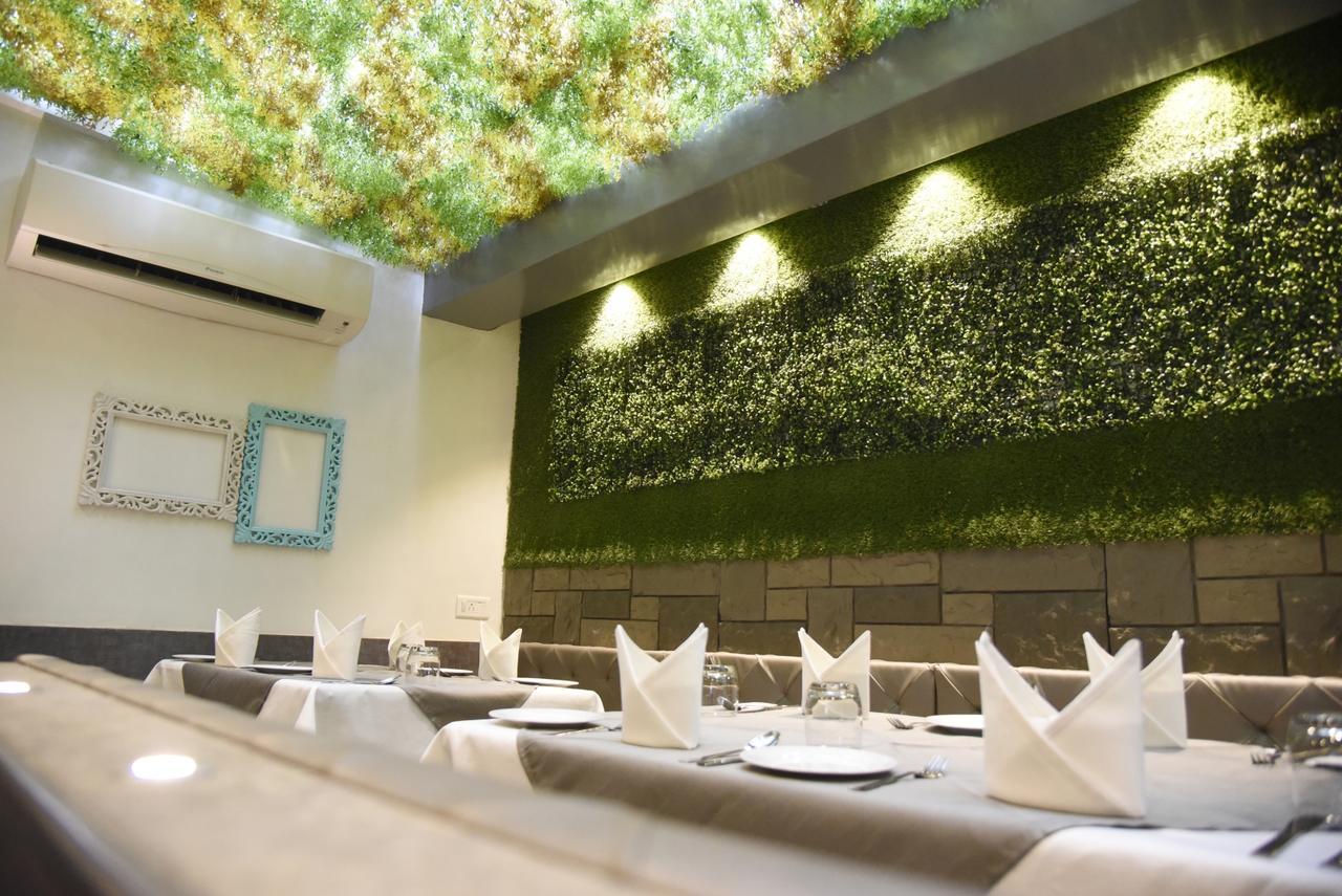 Oyo 10672 Hotel Riviera Nászik Kültér fotó