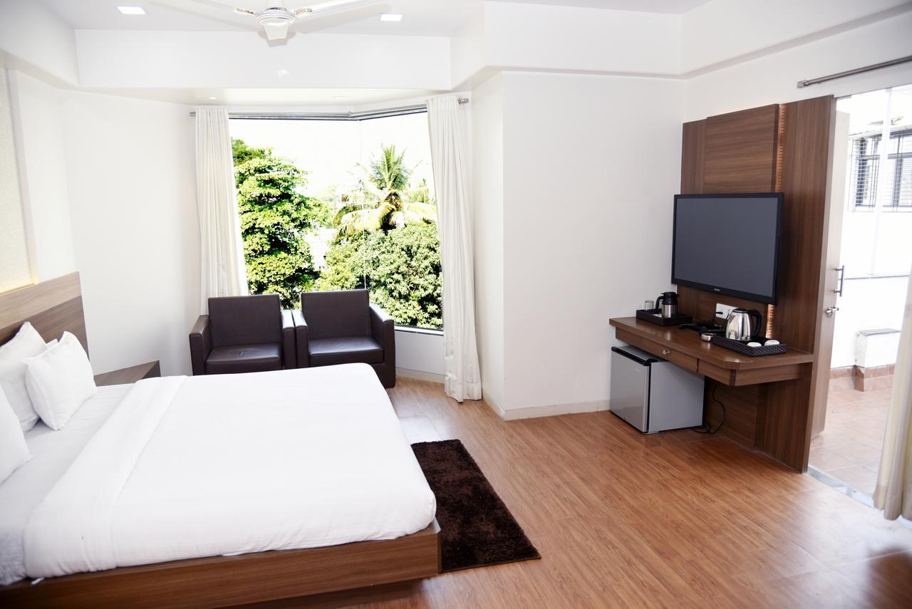 Oyo 10672 Hotel Riviera Nászik Kültér fotó