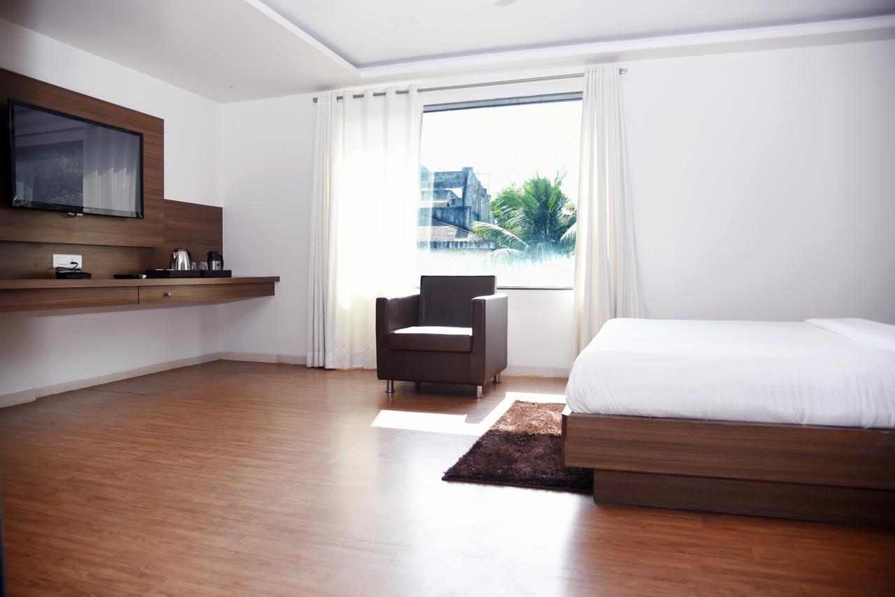 Oyo 10672 Hotel Riviera Nászik Kültér fotó