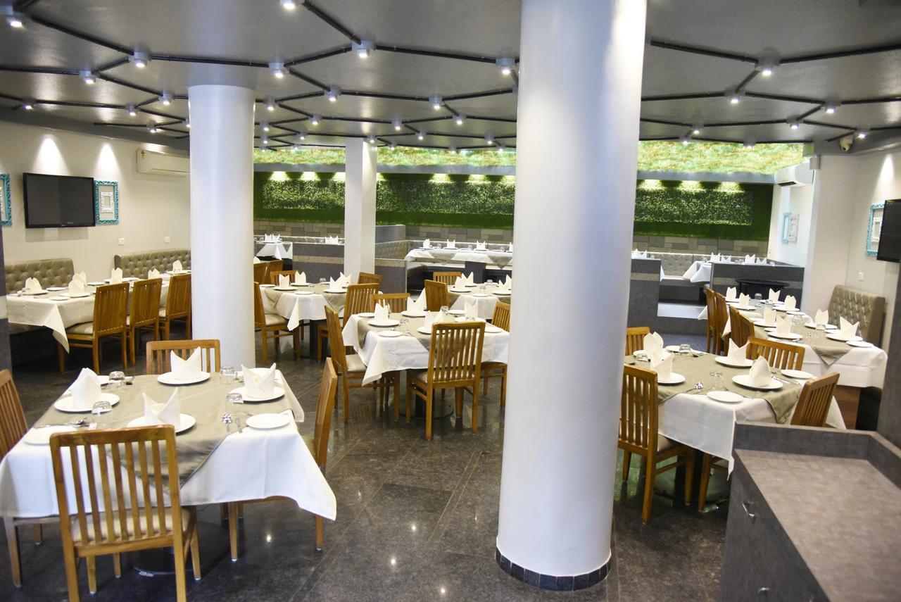 Oyo 10672 Hotel Riviera Nászik Kültér fotó