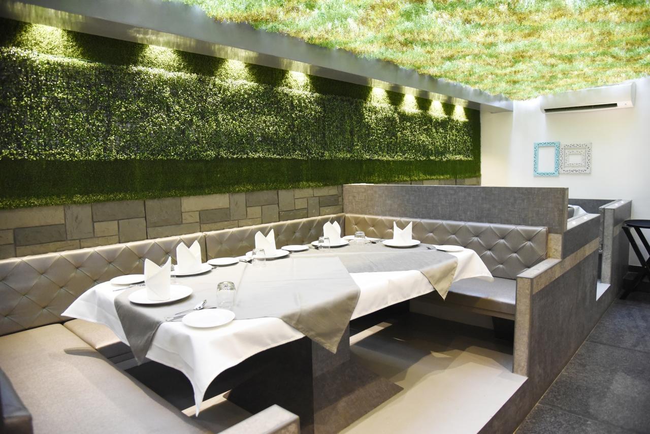 Oyo 10672 Hotel Riviera Nászik Kültér fotó