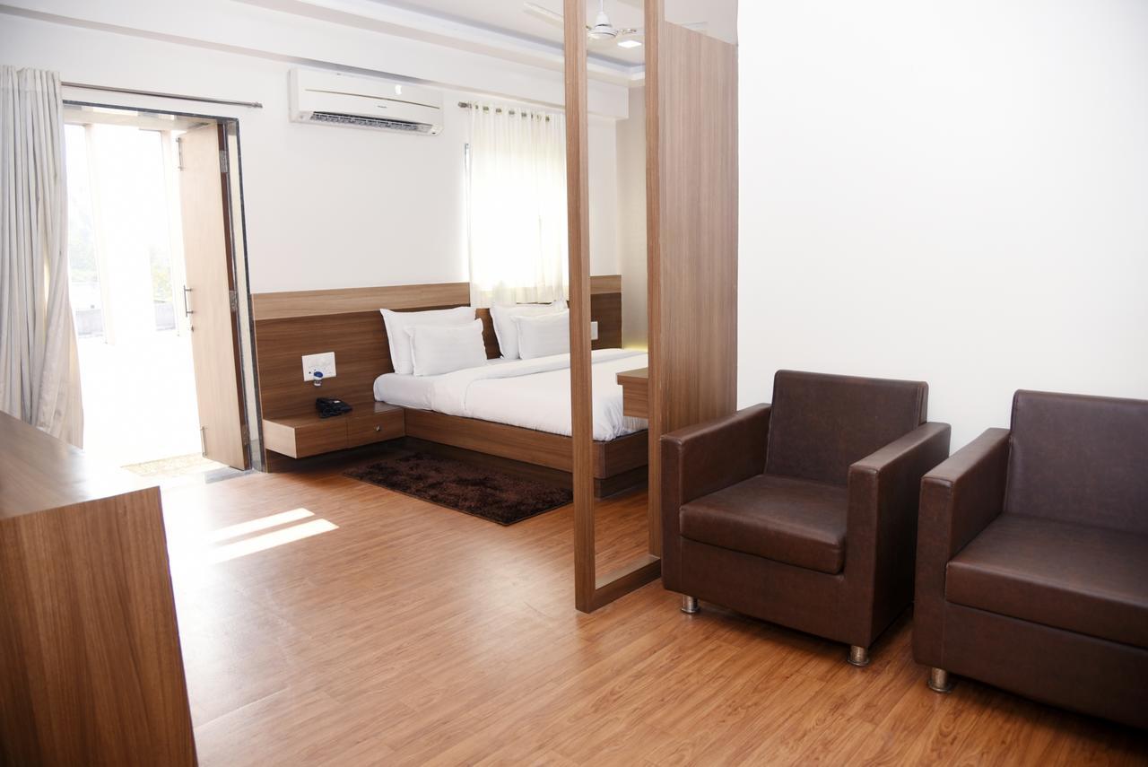 Oyo 10672 Hotel Riviera Nászik Kültér fotó