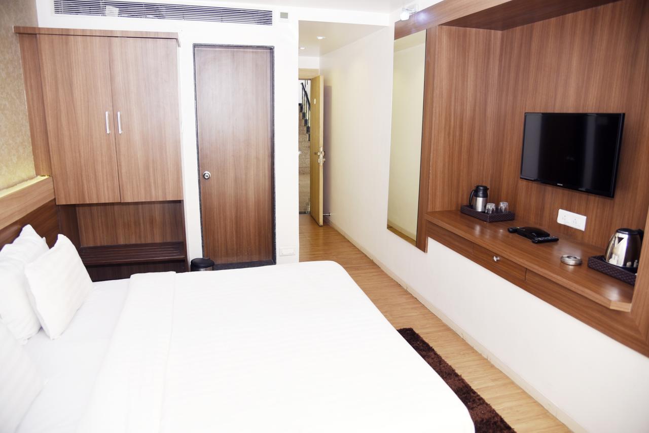 Oyo 10672 Hotel Riviera Nászik Kültér fotó