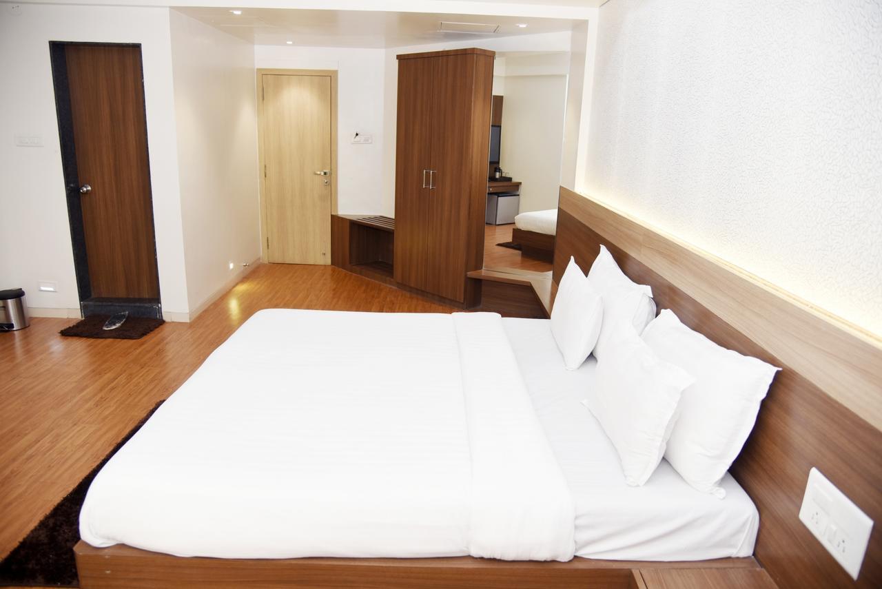 Oyo 10672 Hotel Riviera Nászik Kültér fotó
