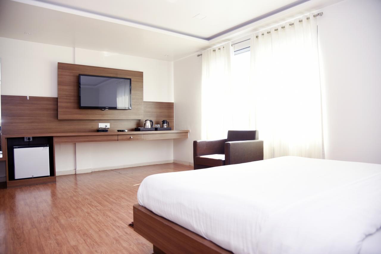 Oyo 10672 Hotel Riviera Nászik Kültér fotó