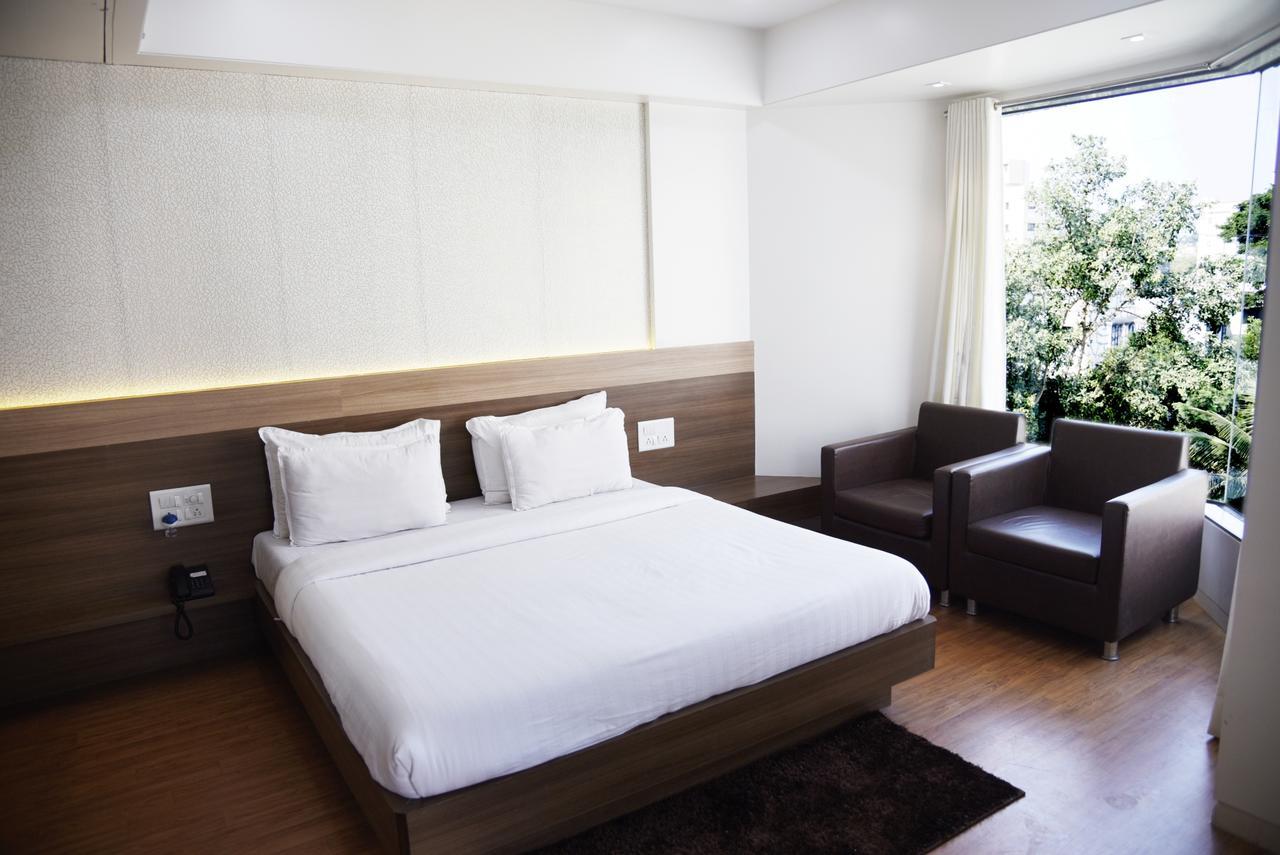 Oyo 10672 Hotel Riviera Nászik Kültér fotó