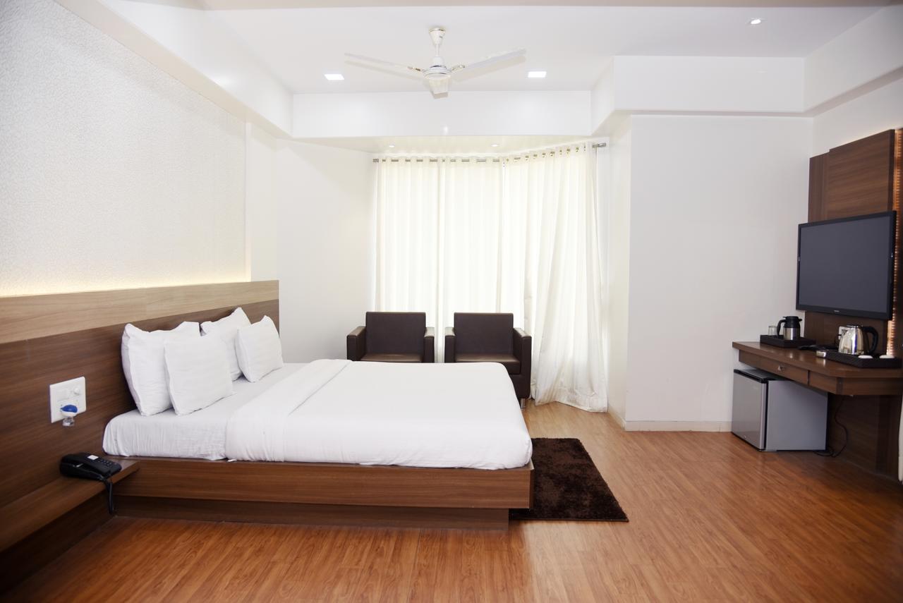 Oyo 10672 Hotel Riviera Nászik Kültér fotó