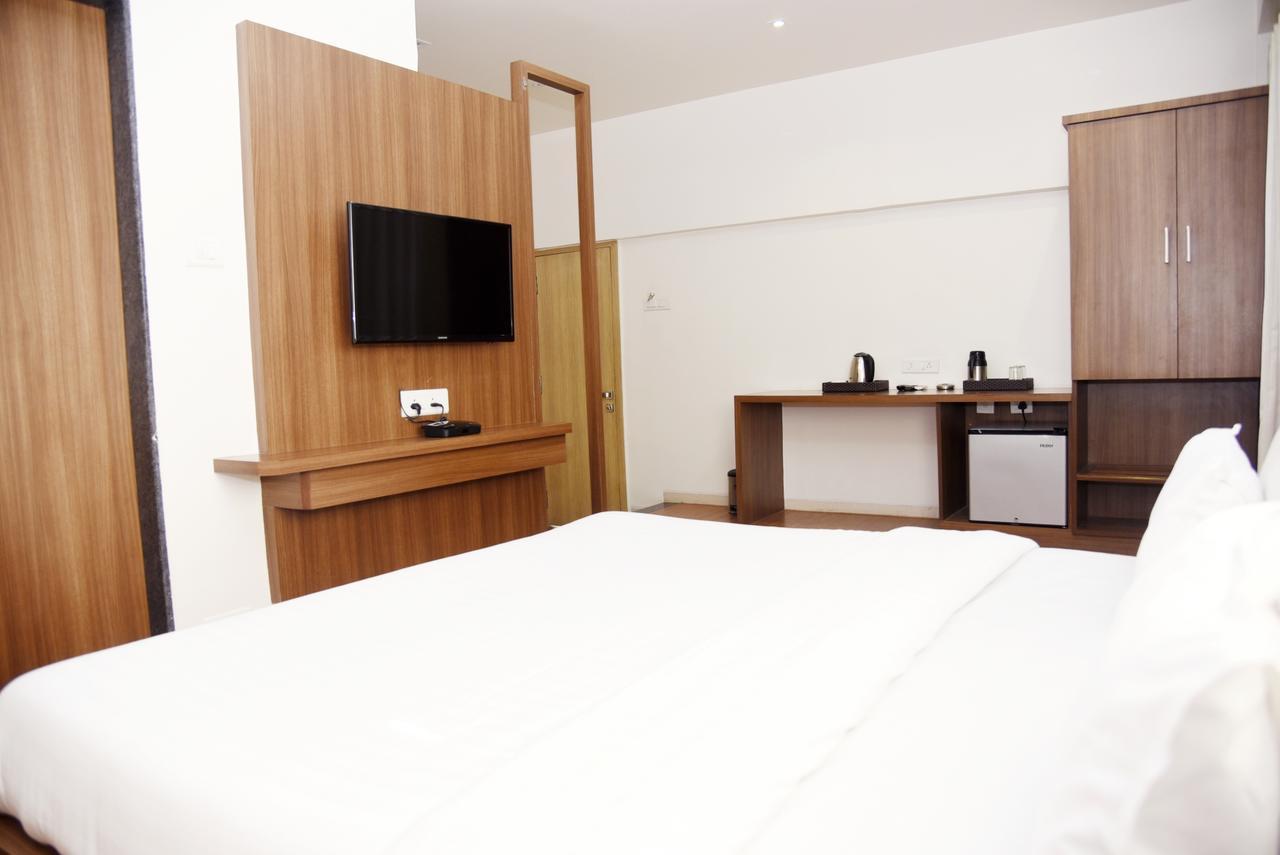 Oyo 10672 Hotel Riviera Nászik Kültér fotó
