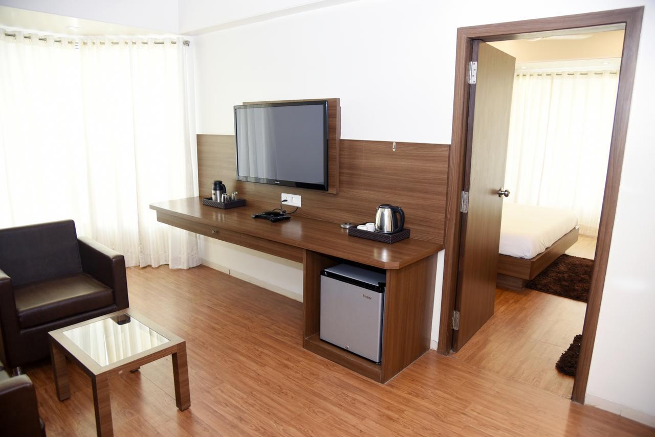 Oyo 10672 Hotel Riviera Nászik Kültér fotó