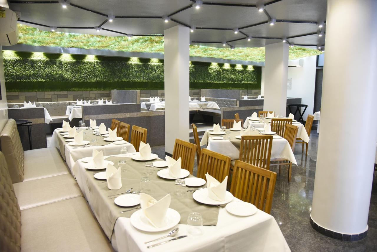 Oyo 10672 Hotel Riviera Nászik Kültér fotó