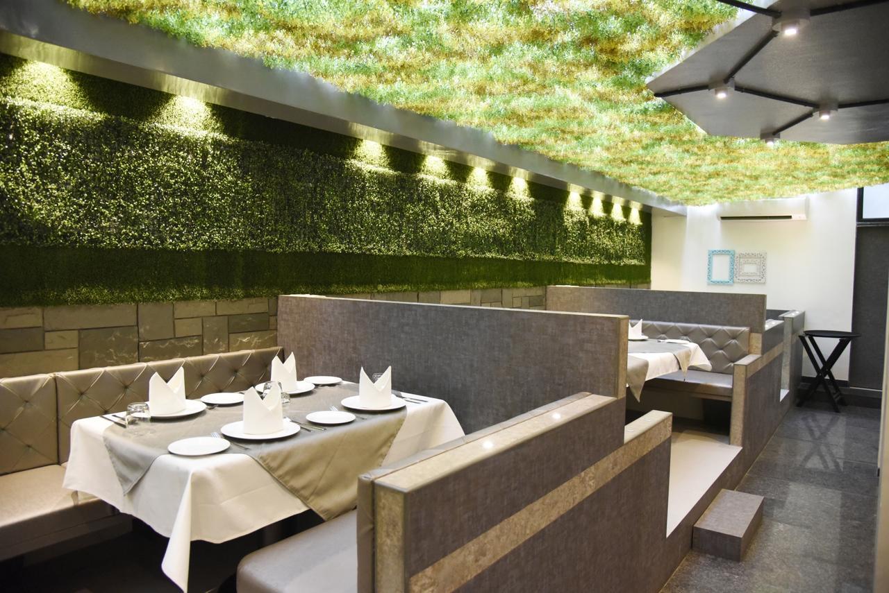 Oyo 10672 Hotel Riviera Nászik Kültér fotó