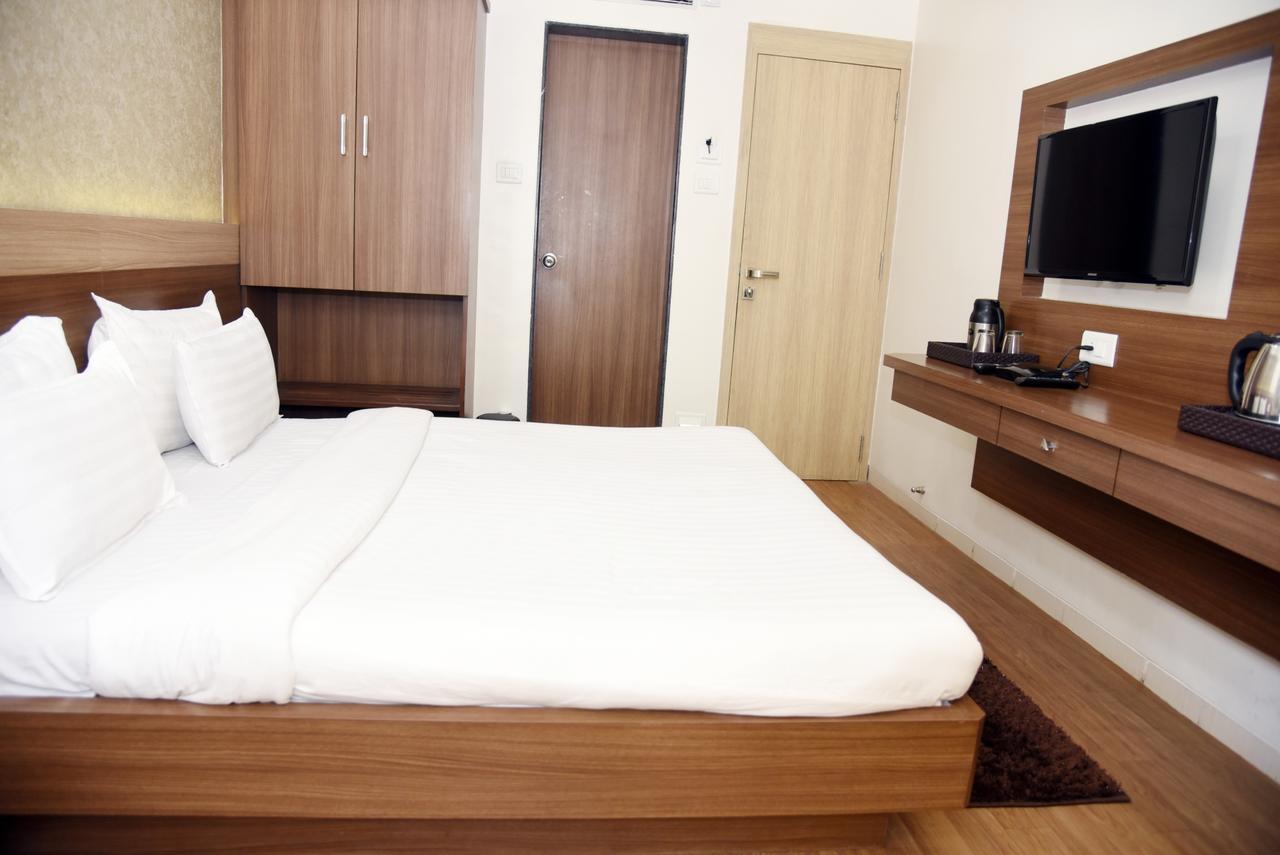 Oyo 10672 Hotel Riviera Nászik Kültér fotó