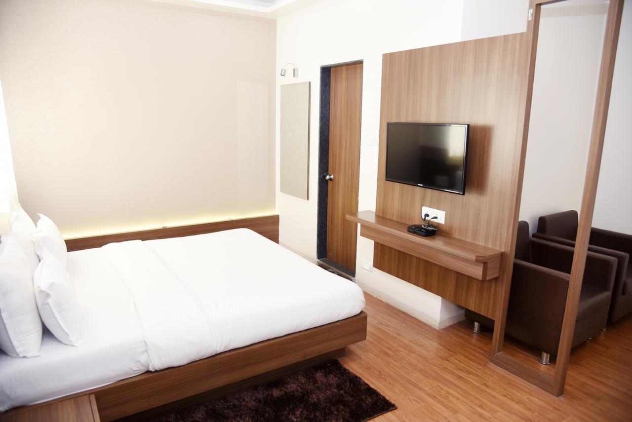 Oyo 10672 Hotel Riviera Nászik Kültér fotó