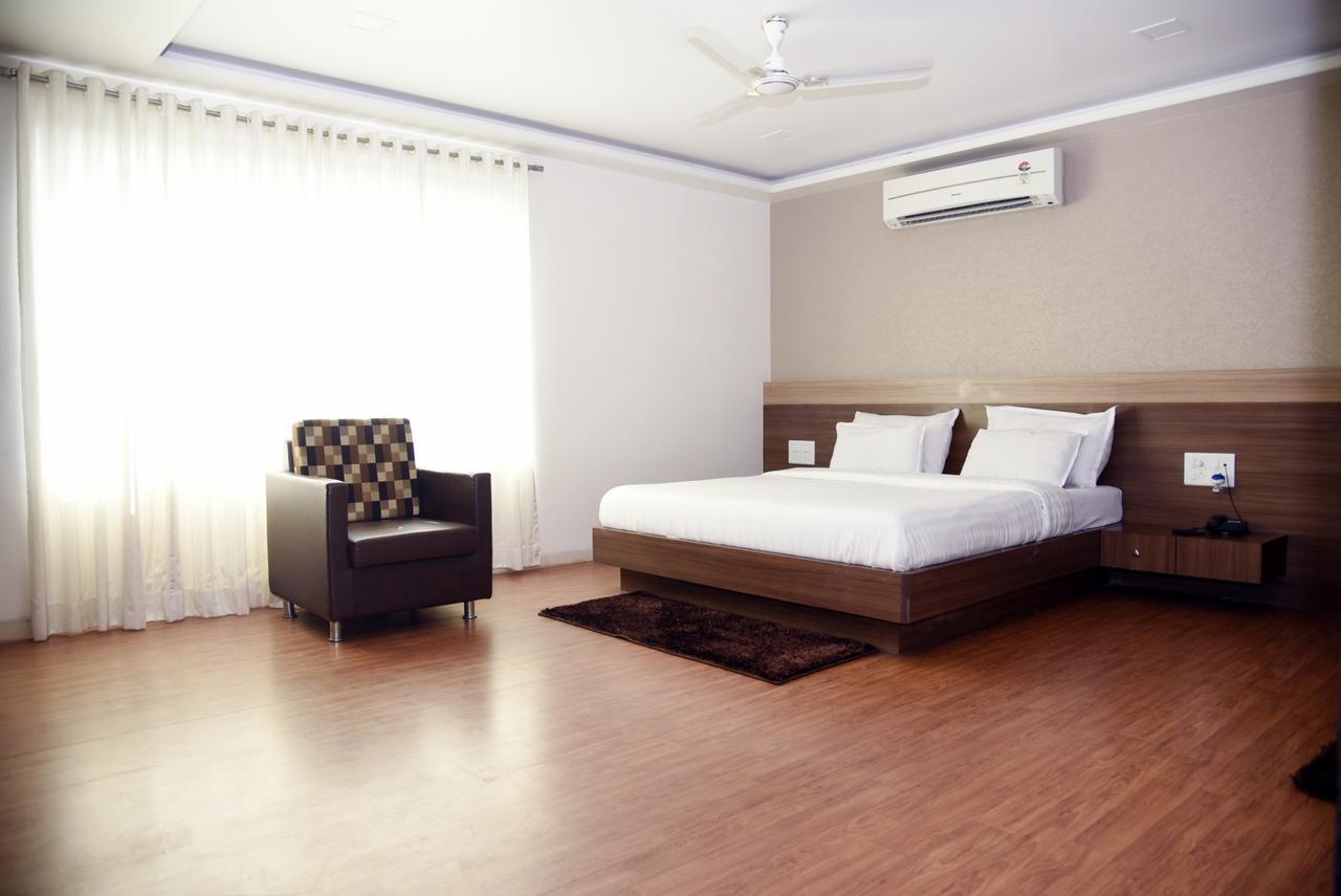 Oyo 10672 Hotel Riviera Nászik Kültér fotó
