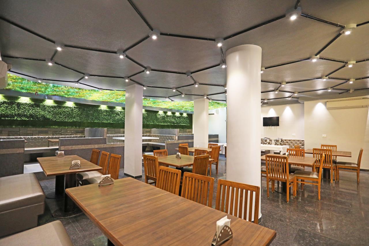 Oyo 10672 Hotel Riviera Nászik Kültér fotó