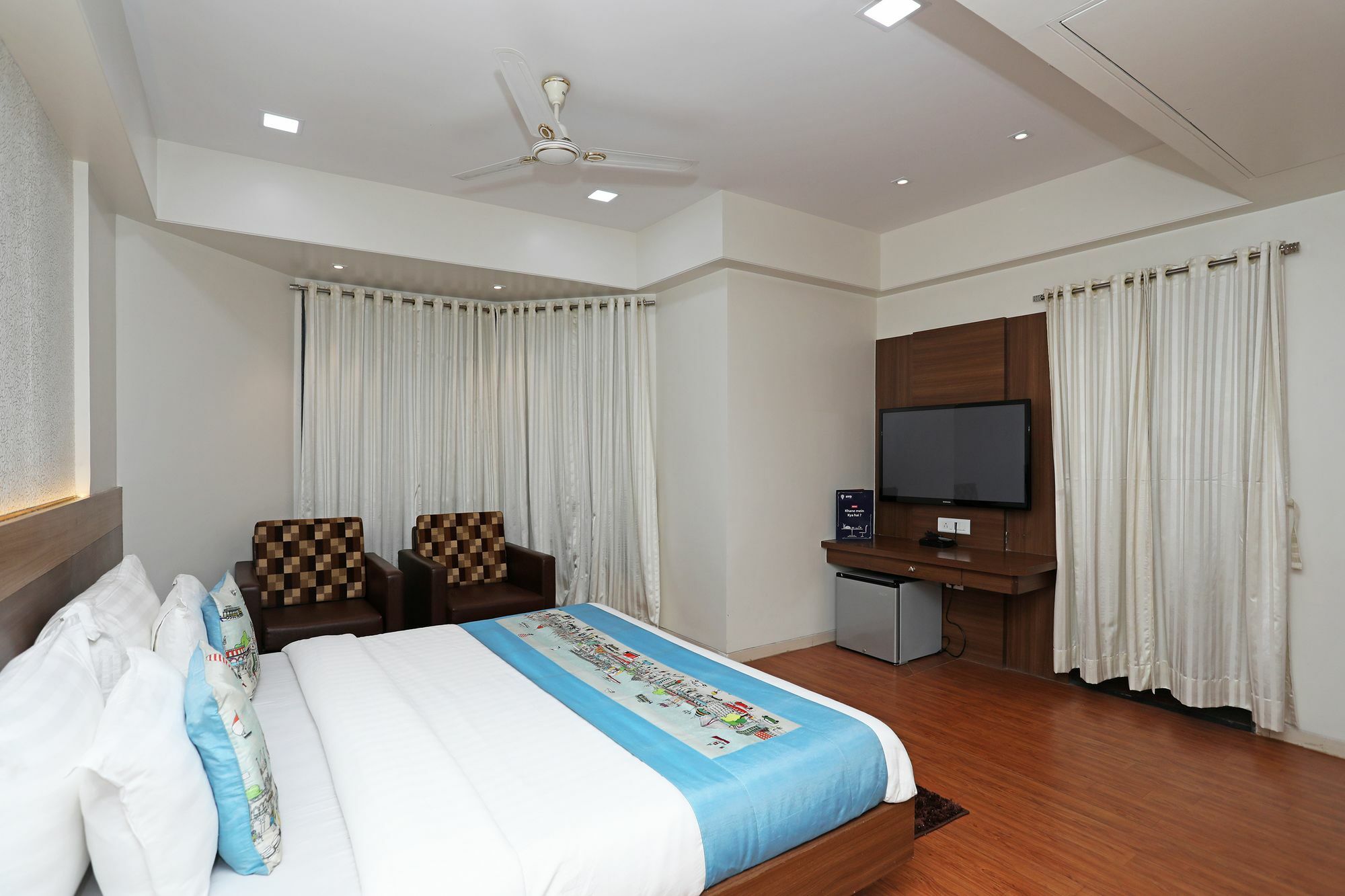 Oyo 10672 Hotel Riviera Nászik Kültér fotó