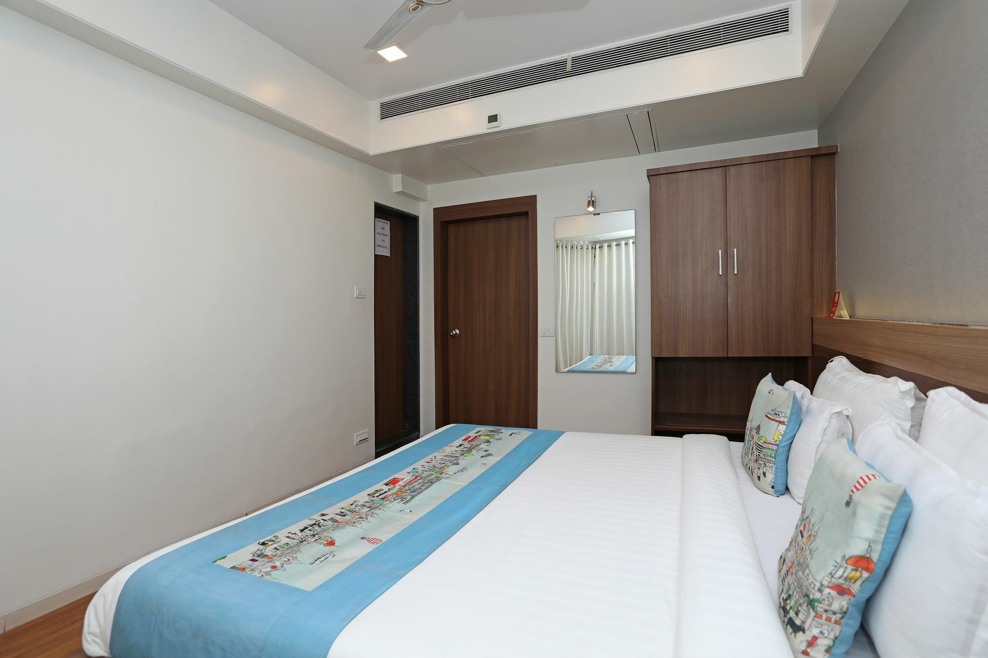 Oyo 10672 Hotel Riviera Nászik Kültér fotó