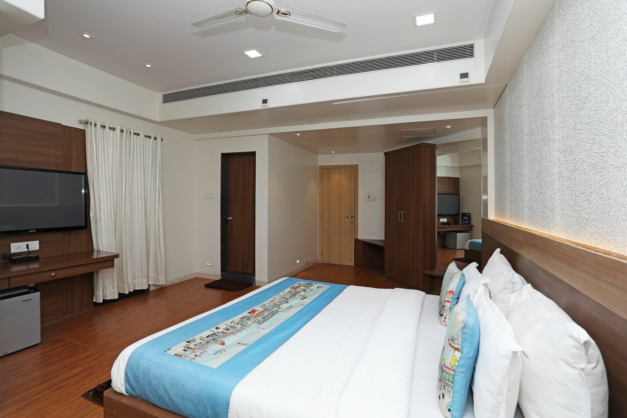 Oyo 10672 Hotel Riviera Nászik Kültér fotó